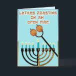 Cartes Pour Fêtes Annuelles Latkes Se torréfier sur un feu ouvert...<br><div class="desc">Une lecture amusante de la chanson classique de Noël. Les latkes,  ces savoureuses crêpes de pommes de terre,  sont torréfiés sur le "feu ouvert" de la menorah Hanoukka. L'intérieur dit "Got Sour Cream ?",  l'accompagnement parfait à côté de la sauce pomme.</div>