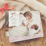 Cartes Pour Fêtes Annuelles Lazo Navideño | Feliz Navidad Tarjeta con Foto<br><div class="desc">Celebre esta temporada con nuestra tarjeta de navidad personalizada. Este maladie minimalista y moderno muestra su foto favorita como fondo, con un délicado recuadro blanco en forma de etiqueta en la esquina superior izquierda. Un lazo rojo dibujado a mano envuelve elegantemente el año en su internal, "Feliz Navidad", se encuentra...</div>