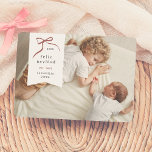 Cartes Pour Fêtes Annuelles Lazo Navideño | Feliz Navidad Tarjeta con Foto<br><div class="desc">Celebre esta temporada con nuestra tarjeta de navidad personalizada. Este maladie minimalista y moderno muestra su foto favorita como fondo, con un délicado recuadro blanco en forma de etiqueta en la esquina superior izquierda. Un lazo rojo dibujado a mano envuelve elegantemente el año en su internal, "Feliz Navidad", se encuentra...</div>