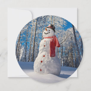 Cartes Pour Fêtes Annuelles Le bonhomme de neige devant la forêt couverte de