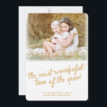 Cartes Pour Fêtes Annuelles Le temps le plus merveilleux dans Gold Christmas P<br><div class="desc">Un accueil moderne qui déclare "la période la plus merveilleuse de l'année" en or sur blanc et envoie des salutations contemporaines décontractées à la famille et aux amis avec ce carte photo double face. Une photo de grande taille de votre famille sur le devant est encadrée avec un effet de...</div>