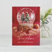 Cartes Pour Fêtes Annuelles Les mains de l'enfant tenant un globe neigeux (Debout devant)