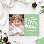 Cartes Pour Fêtes Annuelles Les souhaits les plus chaleureux Monnaie Vintage p<br><div class="desc">La carte de voeux classique de Noël présente le texte en écriture blanche "Les voeux les plus chauds de ce Noël" avec une paire de mitaines d'hiver douillettes et un accent motif d'étoiles et de flocons de neige. Personnalisez avec votre photo et votre texte personnalisé. La couleur verte arrière -...</div>