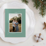 Cartes Pour Fêtes Annuelles Lettre minimaliste et photo verte Retro Boho<br><div class="desc">Ce design minimaliste de Green Retro Boho et de Photo Holiday Card présente un cadre doux et cool de vert pastel feutré avec un élégant appariement de typographie simple et de script délicat offrant des Bonnes Fêtes de "Joyeux Noël". Ce charmant style minimaliste est une esthétique parfaitement polie pour que...</div>