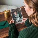 Cartes Pour Fêtes Annuelles Livraison spéciale Parcelle Baby Birth Stats & Pho<br><div class="desc">Envoyez une livraison spéciale à votre famille et à vos amis cette saison des Fêtes pour annoncer l'arrivée de votre nouveau petit membre de famille avec notre simple carte de faire-part de naissance photo de colis de Noël. Le design présente une texture kraft imitation brune pour ressembler à une livraison...</div>