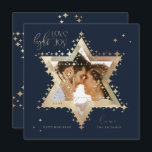Cartes Pour Fêtes Annuelles Love Joy Light Elegant Gold Star de David Photo<br><div class="desc">Elégante Hanoukka star de David photo Hanoukka carte avec un design élégant de typographie "Love Joy Light" en faux or. Des étoiles dorées brillantes créent l'étoile de David avec un espace réservé photo placé dans l'étoile de David. L'envers est orné d'une élégante étoile scintillante étoilée de design David. Oeuvre de...</div>