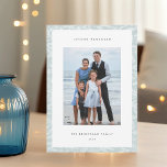 Cartes Pour Fêtes Annuelles Lumières d'hiver | Hanoukka photo verticale modern<br><div class="desc">Partagez vos salutations de vacances avec ces cartes photos Hanoukka modernes et élégants avec votre photo préférée sur un arrière - plan de flocons de neige et de branches d'hiver en blanc sur aqua glacé pâle. Une zone de message modifiable vous permet de customiser votre Chanukah ou votre salutation de...</div>