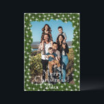 Cartes Pour Fêtes Annuelles Lumières scintillantes de pin vert Photo personnal<br><div class="desc">Les branches de pin vert avec des lumières scintillantes factices encadrent cette photo de carte de vacances festive adorable avec la typographie "Joyeux Noël" et la date sur le devant et de la place au verso pour votre sentiment de vacances personnel et le nom de votre famille pour tous vos...</div>