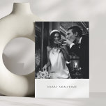 Cartes Pour Fêtes Annuelles Mariage photo minimaliste de Noël noir moderne<br><div class="desc">Une carte de vacances de Noël élégante et moderne avec votre portrait noir et blanc préféré au-dessus d'un accueil de vacances serif classique. La disposition minimaliste permet à votre photo de briller, tandis que le message personnalisable au dos est parfait pour partager une note personnelle ou une mise à jour...</div>
