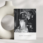 Cartes Pour Fêtes Annuelles Mariage Photo Minimaliste Moderne Noir Hanoukka<br><div class="desc">Une carte de vœux de Hanoukka élégante et moderne présentant votre portrait en noir et blanc favori au-dessus d'un message de fête classique en sérif. La mise en page minimaliste permet à votre photo de briller, tandis que le message personnalisable au dos est parfait pour partager une note personnelle ou...</div>
