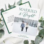 Cartes Pour Fêtes Annuelles Marié vert brillant Script moderne photo Noël<br><div class="desc">Carte postale de Noël de Noël Marié et brillant. Envoyez des voeux de vacances personnalisables et personnalisés à vos amis, collègues et famille dans des cartes postales simples, chic, élégantes et modernes de design photo festif, de style naturel minimaliste! Ci-dessous la calligraphie présente votre message de voeux personnalisé dans la...</div>