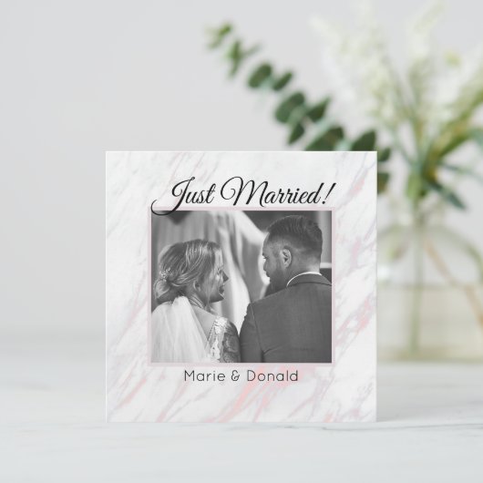 Cartes Pour Fêtes Annuelles Mariés Moderne Rose et Gris Marbre (Debout devant)