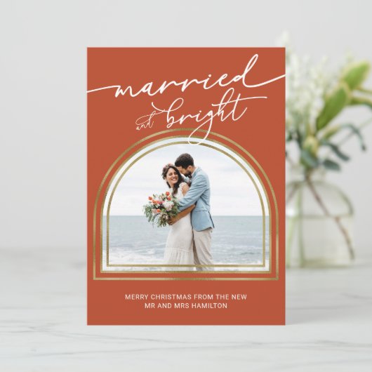 Cartes Pour Fêtes Annuelles Married & Bright Arch Holiday Wedding Announcement (Debout devant)