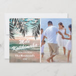Cartes Pour Fêtes Annuelles Mele Kalikimaka | Christmas Beach<br><div class="desc">Carte de vacances de Noël hawaïenne joyeux avec une photo de votre famille,  les mots "mele kalikimaka",  un arrière - plan de plage,  des feuilles de palmiers,  et des lampes à cordes.</div>