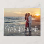 Cartes Pour Fêtes Annuelles Mele Kalikimaka Modern Beach<br><div class="desc">Envoyez des réjouissances de vacances avec cette carte postale moderne de Noël avec un design simple avec l'accueil hawaïen "Mele Kalikimaka" dans un élégant script blanc,  avec vos noms et année sur votre photo préférée. Le côté arrière a votre message personnel et votre adresse de retour pour faciliter l'envoi.</div>