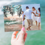 Cartes Pour Fêtes Annuelles Mele Kalikimaka | Plage de Noël<br><div class="desc">Carte de vœux de vacances joyeux Noël hawaïenne présentant une photo de votre famille,  les mots "mele kalikimaka",  un fond de plage,  des feuilles de palmier et des guirlandes lumineuses.</div>