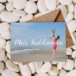 Cartes Pour Fêtes Annuelles Mele Kalikimaka Typographie Chic Simple Photo Plag<br><div class="desc">Chic Mele Kalikimaka cartes de fin de année de typographie pour célébrer un Noël hawaïen sur la plage. Personnalisez ces cartes de fin de année ensoleillés avec votre propre photo de vacances sur la plage d'Hawaï ou d'autres îles océaniques. Une photographie complète décore le devant sous une belle superposition de...</div>