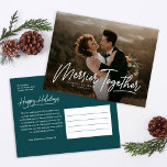 Cartes Pour Fêtes Annuelles Merrier Ensemble Calligraphie<br><div class="desc">Utilisez notre Carte de vacances photo Merrier Together Calligraphy pour souhaiter à vos amis et à votre famille un joyeux Noël. Cette carte de fond saigné complet comporte une seule photo complète. BONUS : Le dossier de couleur peut être changé en une couleur différente. Allez à la section "Personnaliser ce...</div>