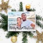 Cartes Pour Fêtes Annuelles Merry Beachy Noël fun photo de vacances<br><div class="desc">Partagez votre photo de vacances préférée sur la plage avec cette carte photo moderne et amusante de Noël sur la plage, qui présente une superposition typographique en lettrage à la main et qui dit "Joyeux Noël de plage" décorée de vagues, de soleil et d'illustrations de planches de surf. Facilement personnalisable...</div>