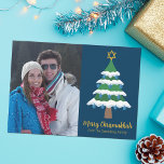 Cartes Pour Fêtes Annuelles Merry Chrismukkah Cute Hanoukka Photo de Noël<br><div class="desc">Ce mignon carte photo de la famille Merry Chrismukkah présente un arbre de Noël vert décoré de dorures dreidel et une étoile juive de David en or au sommet pour Hanoukka de combiner les 2 vacances pour une famille qui célèbre les deux.</div>
