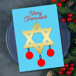 Cartes Pour Fêtes Annuelles Merry Chrismukkah Star de David et Ornamiens<br><div class="desc">Cette carte Merry Chrismukkah présente une étoile dorée de David au centre sur un arrière - plan bleu. Il y a trois ornements rouges de Noël suspendus à l'Etoile de David. Le haut de la carte contient les mots "Merry Chrismukkah" en rouge. Sur le dos de la carte plate est...</div>