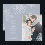 Cartes Pour Fêtes Annuelles Merry Kisses Warm Warm Snowflake Photo<br><div class="desc">Célébrez votre première saison de vacances en tant que jeunes mariés avec notre élégante carte de Noël Merry Kisses Wives Snowflake Photo Doté d'une superbe photo mariage agrémentée de délicats flocons bleus glacés, cette carte dit "joyeux baisers et voeux de vacances chaleureux de la nouvelle Mr et Mrs", et est...</div>