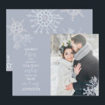 Cartes Pour Fêtes Annuelles Merry Kisses Warm Warm Snowflake Photo<br><div class="desc">Célébrez votre première saison de vacances en tant que jeunes mariés avec notre élégante carte de Noël Merry Kisses Wives Snowflake Photo Doté d'une superbe photo mariage agrémentée de délicats flocons bleus glacés, cette carte dit "joyeux baisers et voeux de vacances chaleureux de la nouvelle Mr et Mrs", et est...</div>