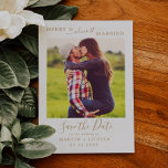 Cartes Pour Fêtes Annuelles Merry or minimal et presque marié Enregistrer la d<br><div class="desc">Ce petit bijou d'or et presque marié, sauf la carte de vacances date, est le salut simple parfait pour un couple engagé. Le design est composé d'une typographie classique en or et blanc, associée à une police de caractères rustique mais élégante, au style à la main. Personnalisez la carte avec...</div>