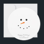 Cartes Pour Fêtes Annuelles Mete Moderne Snowman Visage Ronde Salutation<br><div class="desc">La carte de voeux ronde de Snowman moderne est le moyen parfait et facile d'envoyer vos voeux de Noël. La carte ronde blanche est conçue avec un neigeur minimaliste et "happy holiday" est en écriture grise suivie du nom de la famille en face du centre. Cliquez sur l'option Personnaliser le...</div>