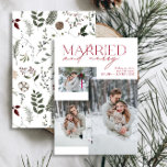 Cartes Pour Fêtes Annuelles Mini-marié rouge et joyeux photo nouvellement mari<br><div class="desc">Voici notre nouvelle Mini-Mini Carte de Vacances photo Mariée Rouge et Joyeuse Mariée : un design moderne avec une typographie élégante et trois photos mariages chères, en rouge et blanc festif. Le front minimaliste est complété par un motif botanique d'aquarelle chaleureux et festif sur le dos, qui met en valeur...</div>
