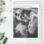 Cartes Pour Fêtes Annuelles Minimaliste noir et blanc Simple photo de Noël<br><div class="desc">Une carte de vacances photo minimaliste design avec typographie classique "Bonnes Fêtes" en noir sur un arrière - plan blanc épuré et minimaliste et une couleur douce en gris de colombe sur l'envers. La photo, l'accueil de vacances et le nom peuvent être facilement customisés pour une touche personnelle. Un design...</div>