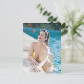 Cartes Pour Fêtes Annuelles Model In Yellow Bikini (Debout devant)