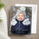 Cartes Pour Fêtes Annuelles Modern Let it Snow Script Photo<br><div class="desc">Souhaitez à vos amis et à votre famille un Joyeux Noël avec une carte postale de vacances mignonne! La carte postale présente votre photo verticale à l'avant avec de subtiles flocons de neige bordant la carte. "Let it Snow" est affiché dans un script de calligraphie blanc et tendance avec le...</div>