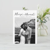 Cartes Pour Fêtes Annuelles Modern Merry and Married Newlywed Script Christmas (Debout devant)