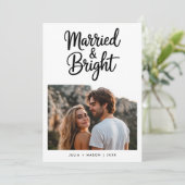 Cartes Pour Fêtes Annuelles Modern Script Married & Bright Newlywed Photo (Debout devant)