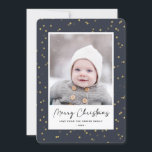 Cartes Pour Fêtes Annuelles Moderne Blue Gold Star Bokeh Overlay Minimaliste<br><div class="desc">Envoyez des salutations de vacances personnalisables et personnalisées à vos amis, vos collègues et votre famille en cartes photos simples, minimalistes, élégants, amusants, festifs et modernes ! Un beau cadre de variété d'étoiles d'hiver dorées sur le ciel bleu marine arrière - plan entoure votre photo sur papier rond. Le message...</div>