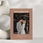 Cartes Pour Fêtes Annuelles Moderne Mocha Brown Joyeux Marié Photo de Noël<br><div class="desc">Célébrez la saison et votre amour avec cette carte de vacances mocha brun moderne avec "Merry Married" en typographie chic à côté de votre photo préférée. Parfait pour les jeunes mariés ou les couples, cette carte allie chaleur et raffinement avec un design minimaliste, ce qui en fait une façon élégante...</div>