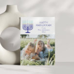 Cartes Pour Fêtes Annuelles Moderne Simple Menorah Hanoukka Deux photos<br><div class="desc">Partagez la lumière d'Hanoukka avec cette carte de vacances moderne et simple,  avec un design menorah élégant et de l'espace pour deux de vos photos préférées. Parfait pour envoyer des voeux chaleureux et célébrer le Festival des Lumières avec les proches.</div>