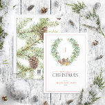 Cartes Pour Fêtes Annuelles Monogram Winter Cone Berry Wreath Joyeux Noël<br><div class="desc">Vous recherchez une belle carte de vacances simple et élégante ? Ne cherchez pas plus loin que notre Festimo Monogram Winter Fir Cone Berry Wreath Joyeux Script de Noël Carte de vacances! Cette carte étonnante présente une couronne de verdure moderne et hivernale magnifiquement décorée avec des aquarelles de cônes de...</div>