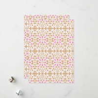 motif de fleurs rose et blanche sur un dos brun