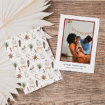 Cartes Pour Fêtes Annuelles Motif de Noël rustique mignon Photo<br><div class="desc">Carte de vacances de Noël moderne et élégante avec une aquarelle design motif de Noël avec des brindilles de pin, cônes, sucres de canne, chocolat chaud, ornements, baies de Noël et plus encore. Cette carte de vacances fera sentir à n'importe qui l'esprit de Noël. Sur le devant, nous avons un...</div>