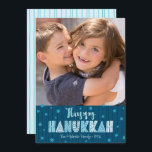Cartes Pour Fêtes Annuelles Navy Happy Hanoukka Photo Fun Typographie Moderne<br><div class="desc">"Bonne Hanoukka." Une typographie artisanale amusante, ludique et fantaisiste, accompagnée d'une Star of David motif aléatoire en bleu poussiéreux recouvrant des lignes dessinées à la main bleu marine de minuit sur un arrière - plan bleu turquoise foncé, ainsi qu'une photo de votre choix, vous aide à ouvrir Hanoukka. Des lignes...</div>