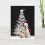 Cartes Pour Fêtes Annuelles Noël Golden Retriever avec arbre<br><div class="desc">De mignons récupérateurs d'or avec un casquette du Père Noël par un pin blanc dans des flocons de neige sur un arrière - plan noir. La couleur Arrière - plan peut être modifiée.</div>