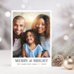 Cartes Pour Fêtes Annuelles Noël Joyeux Bright Photo<br><div class="desc">Carte de voeux de Noël moderne avec votre photo,  "Merry & Bright" en typographie élégante et votre nom de famille et l'année en typographie simple.</div>