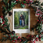 Cartes Pour Fêtes Annuelles Noël minimaliste | Elegant Chic Simple Photo<br><div class="desc">Une carte de vacances photo minimaliste design avec typographie classique "Happy Holidays" en noir sur un simple arrière - plan blanc épuré et minimaliste et une douce couleur gris colombe sur le fond. La photo, l'accueil de vacances et le nom peuvent être facilement customisés pour une touche personnelle. Un design...</div>