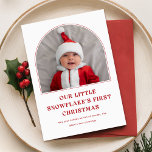 Cartes Pour Fêtes Annuelles Notre petit flocon de neige Baby photo premier Noë<br><div class="desc">Célébrez la première saison de vacances de votre bébé avec notre charmante carte "Notre petit flocon de neige Premier bébé Noël". Ce design adorable présente votre bébé dans une tenue Père Noël festive, capturant la magie d'un premier Noël. Idéal pour les couples mariés qui vivent la joie d'un nouveau membre...</div>