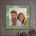 Cartes Pour Fêtes Annuelles Nuances minimes modernes de rayures de genièvre -<br><div class="desc">Avant - Une photo de style galerie avec une bordure simple et épaisse et une zone pour ajouter un accueil de vacances. Ajoutez votre selfie favori ou votre instantané de famille. Retour - Une arche rétro simple et propre dans les tons vert genévrier - Si vous devez ajuster les images,...</div>