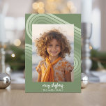 Cartes Pour Fêtes Annuelles Nuances minimes modernes de rayures de genièvre -<br><div class="desc">DESIGN AVANT : Une grande photo verticale avec une bordure blanche épaisse. "Joyeux Noël" est dans un script moderne et tendance avec un endroit pour la signature familiale dans une police simple en bas. L'arrière - plan est décoré dans des tons vert genévrier avec des lignes courbes. Un espace pour...</div>