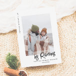 Cartes Pour Fêtes Annuelles Nuestra Primera Navidad Casados 2 Fotos<br><div class="desc">¡Celebre su primera Navidad como recién casados con esta divertida tarjeta de fotos ! El maladie présenta "Felices Fiestas" y el año a lo largo del lado izquierdo, dejando el protagonismo para su foto favorita. Puede elegir una foto de la boda, de la luna de miel o una selfie special....</div>