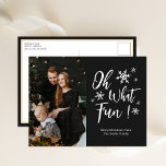 Cartes Pour Fêtes Annuelles Oh Quel Amusant Noir Calligraphie Snowflakes Photo<br><div class="desc">Oh Quel Amusant Black Calligraphy Snowflakes Photo Holiday Carte Postale. Envoyez des voeux de vacances à vos proches avec cette carte de vacances moderne et festive. Tous les textes sont pré-arrangés pour que vous personnalisiez facilement et rapidement avec vos propres détails. Joyeuses fêtes !</div>